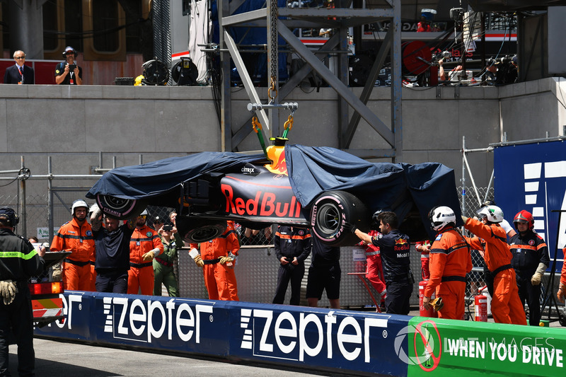 I marshal recuperano la monoposto di Max Verstappen, Red Bull Racing RB14