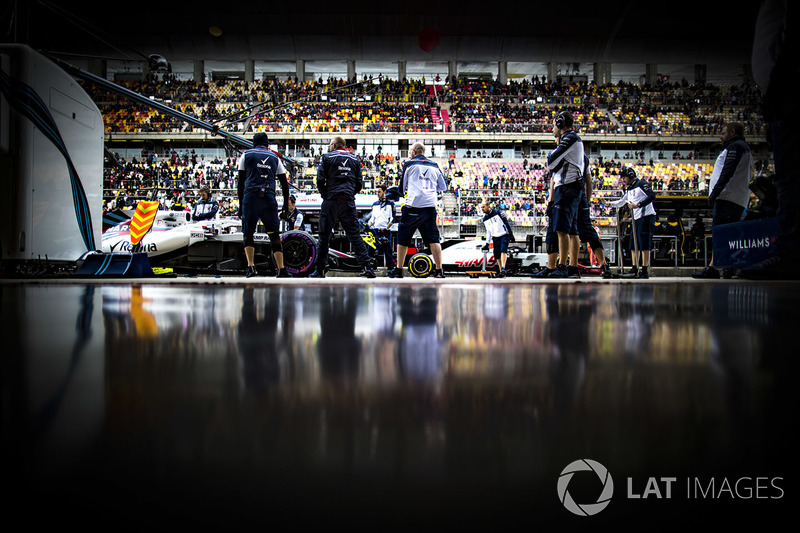 Sergey Sirotkin, Williams FW41 Mercedes, in the pit lane