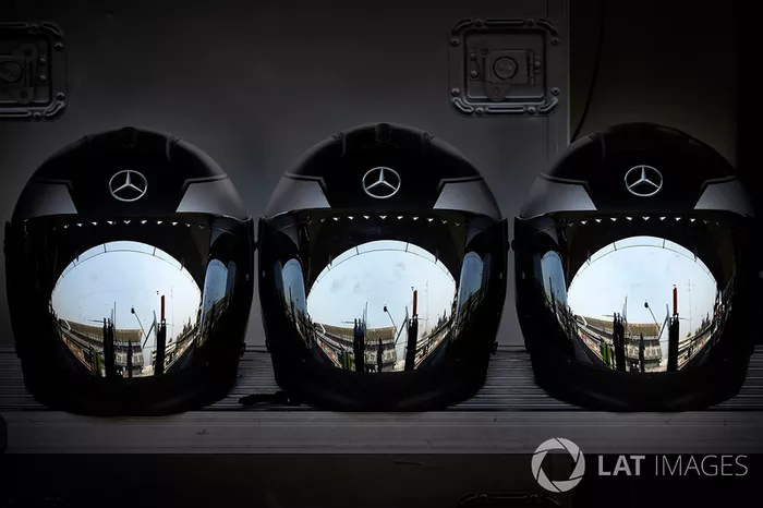 Cascos de los integrantes de equipos en pits