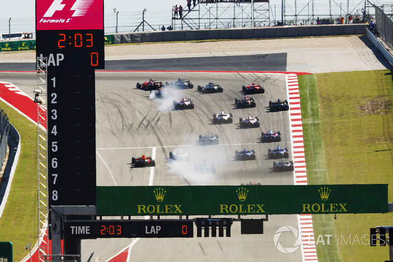 Sebastian Vettel, Ferrari SF70H, into the first corner at the start of the race