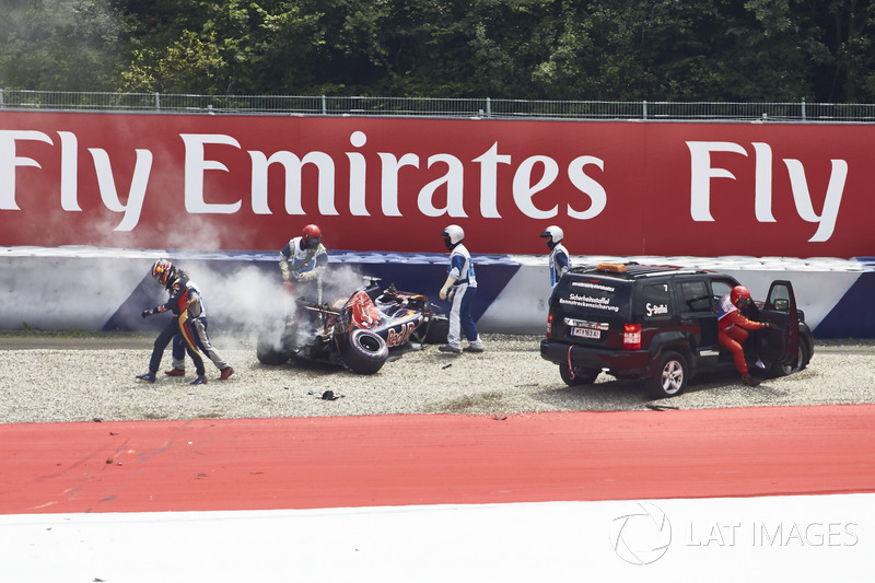 Daniil Kvyat, Scuderia Toro Rosso, after the crash