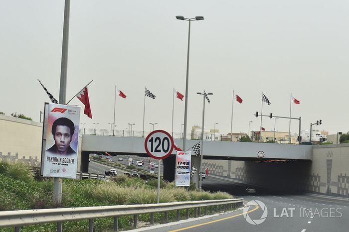Carretera de entrada y carteles