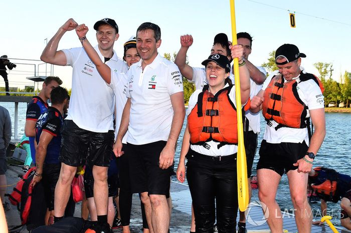 Mercedes AMG F1 en la carrera de balsas