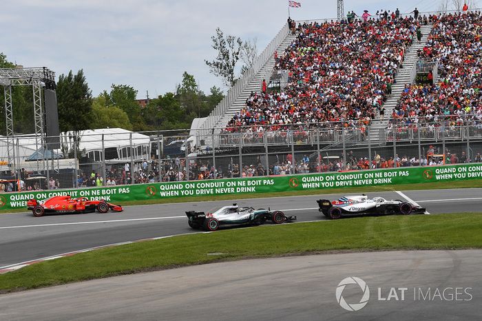 Kimi Raikkonen, Ferrari SF71H sale de boxes por detrás de Lewis Hamilton, Mercedes-AMG F1 W09