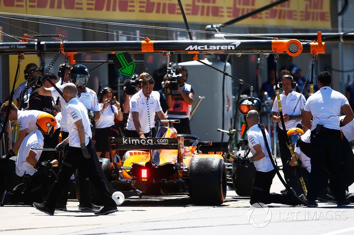 Mecánicos con el coche de Fernando Alonso, McLaren MCL33
