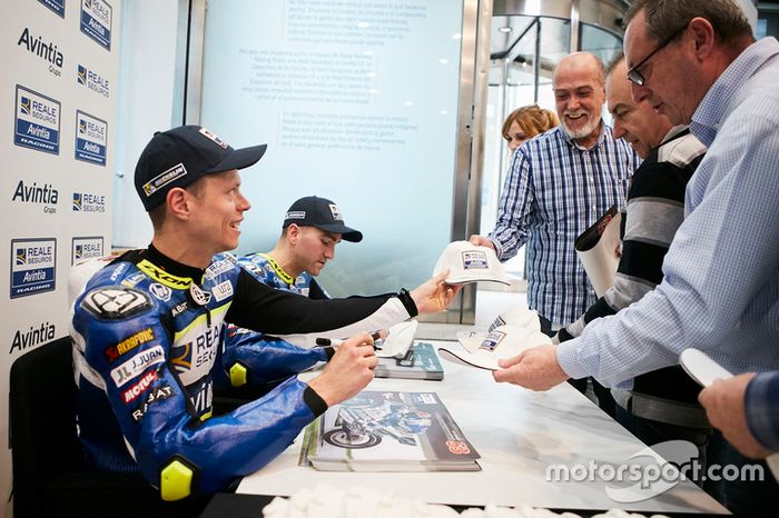 Tito Rabat, Avintia Racing y Xavier Simeon, Avintia Racing sign autographs