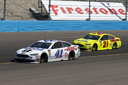 Kurt Busch, Stewart-Haas Racing, Ford Fusion Mobil 1/Haas Automation and Paul Menard, Wood Brothers Racing, Ford Fusion Menards / Dutch Boy