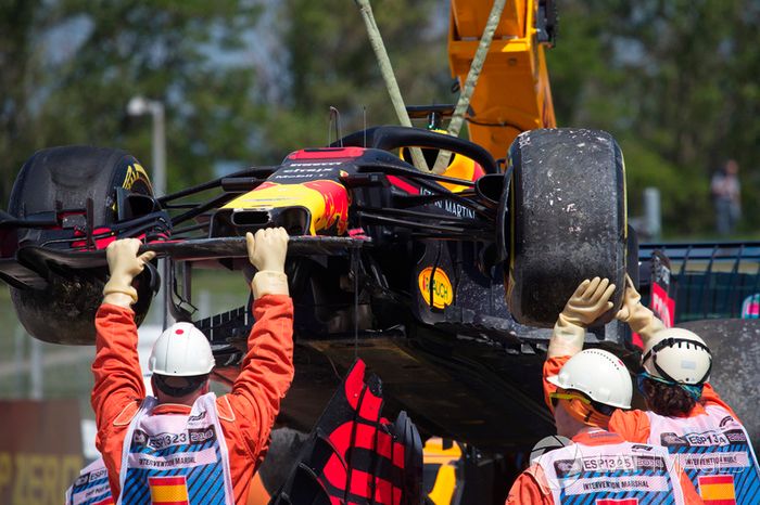 El coche chocado de Daniel Ricciardo, Red Bull Racing RB14 es removido en la PL1
