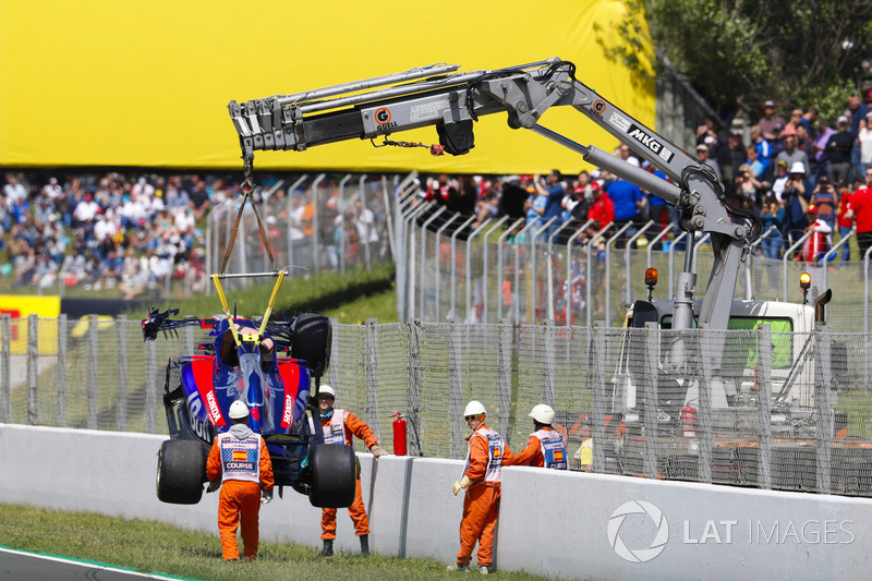 La monoposto incidentata di Pierre Gasly, Toro Rosso STR13, viene rimossa dalla pista dai marshal