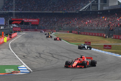 Себастьян Феттель, Ferrari SF71H, лідирує