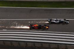 Max Verstappen, Red Bull Racing RB14 and Lewis Hamilton, Mercedes-AMG F1 W09 EQ Power+ battle