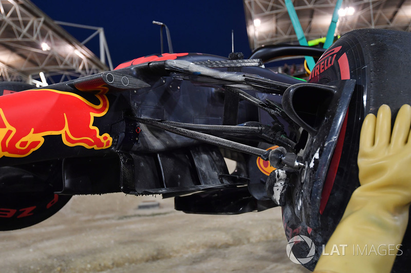 The crashed car of Max Verstappen, Red Bull Racing RB14 is recovered in Q1