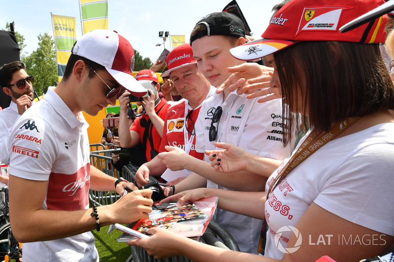 Charles Leclerc, Sauber firma autógrafos para los fanáticos