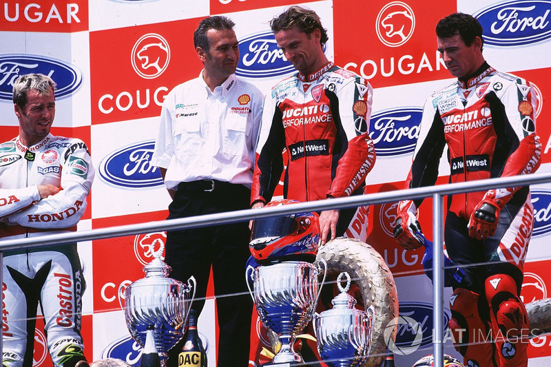 Podio: ganador de la carrera Carl Fogarty, Ducati