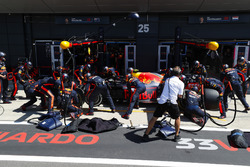 Max Verstappen, Red Bull Racing RB14, maakt een pitstop