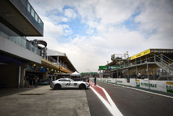 Le Safety Car dans les stands
