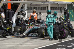 Lewis Hamilton, Mercedes AMG F1 W09 pit stop