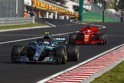 Valtteri Bottas, Mercedes AMG F1 W09 en Sebastian Vettel, Ferrari SF71H