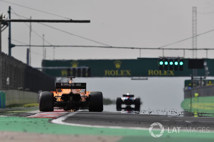 Fernando Alonso, McLaren MCL33, produce chispas