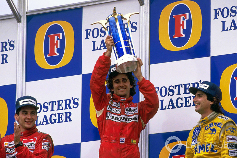 Podio: il vincitore della gara Alain Prost, McLaren, il secondo classificato Ayrton Senna, McLaren, 