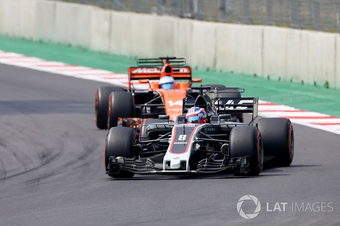 Romain Grosjean, Haas F1 Team VF-17, Fernando Alonso, McLaren MCL32