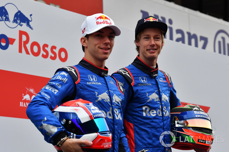 Гонщики Scuderia Toro Rosso Пьер Гасли и Брендон Хартли