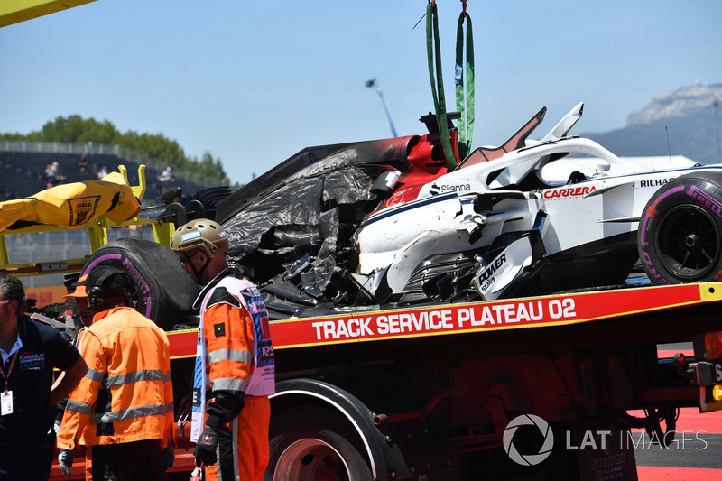 El coche accidentado de Marcus Ericsson, Sauber C37 es removido en la PL1