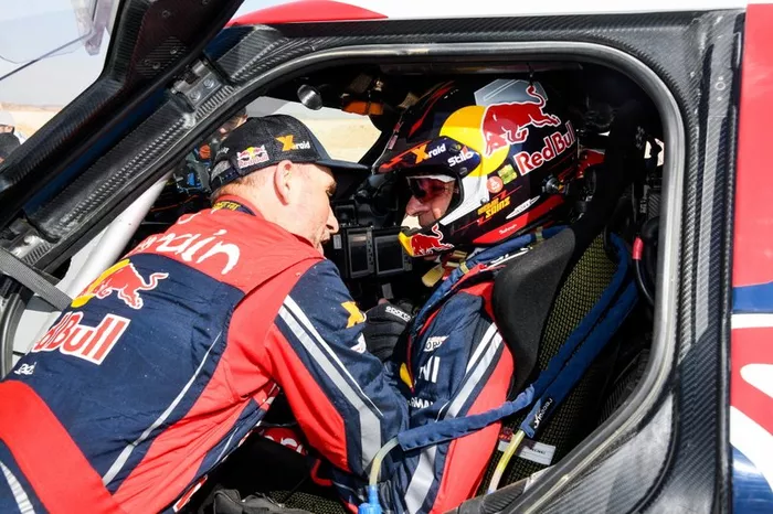 #302 JCW X-Raid Team: Stephane Peterhansel and #305 JCW X-Raid Team: Carlos Sainz, Lucas Cruz