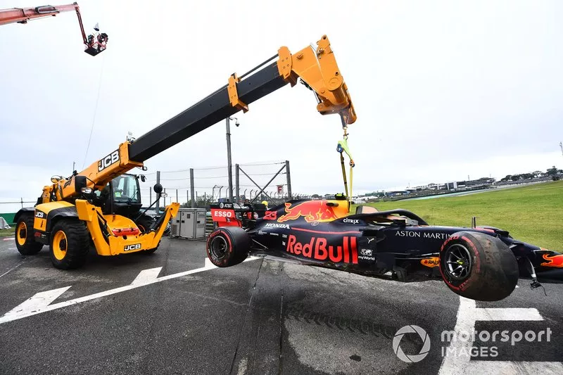 Los oficiales retiran el coche de Alexander Albon, Red Bull RB15, con una grúa 