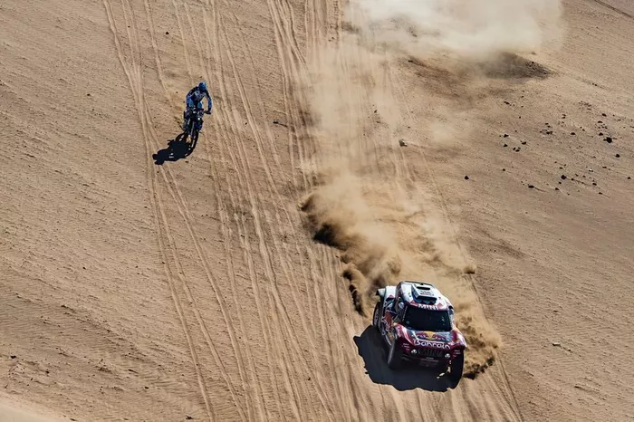 #305 JCW X-Raid Team: Carlos Sainz, Lucas Cruz, #89 Yamaha: Francesco Catanese