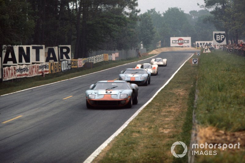 Jacky Ickx, Jackie Oliver, Ford GT40,  leads David Hobbs, Mike Hailwood, Ford GT40, Hans Herrmann, Gerard Larrousse, Porsche 908, and Rudi Lins, Willi Kauhsen, Porsche 908