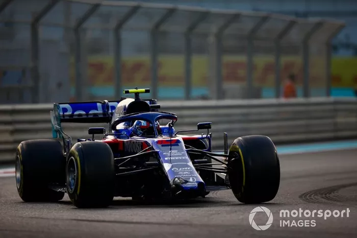 Pierre Gasly, Toro Rosso STR14, entra nei box con l'ala anteriore rotta