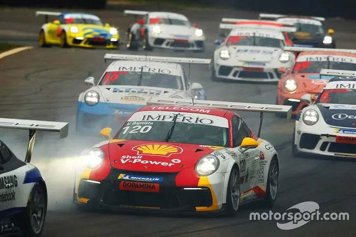 Disputa da Carrera Cup 40 em Interlagos