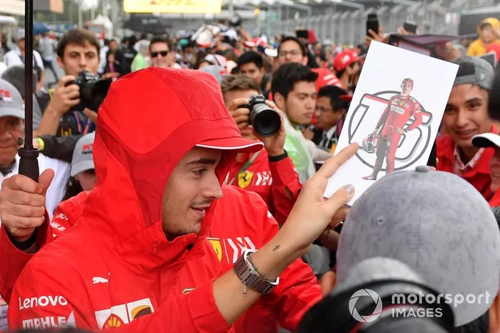 Charles Leclerc, Ferrari firma un autografo ad un fan