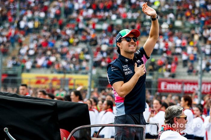 Sergio Pérez, Racing Point, saluda a sus fans en casa