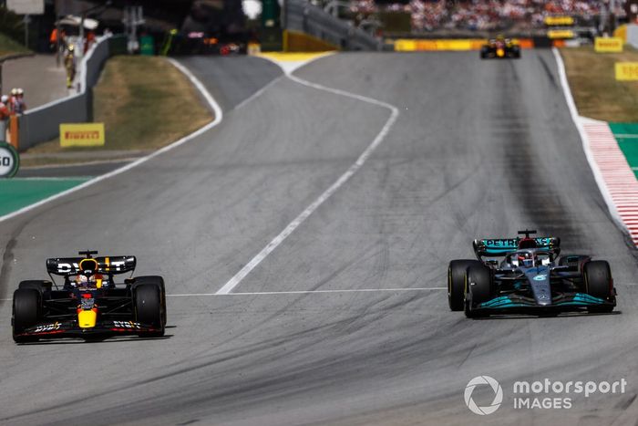 Max Verstappen, Red Bull Racing RB18, pasa a George Russell, Mercedes W13 