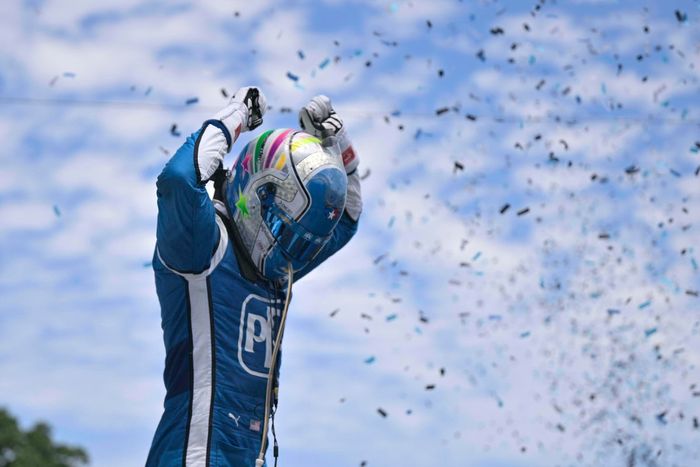 Josef Newgarden, el Chevrolet del equipo Penske, celebra en el carril de la victoria