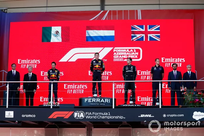 Podio: segundo lugar Sergio Pérez, Red Bull Racing, ganador Max Verstappen, Red Bull Racing, tercer lugar George Russell, Mercedes-AMG