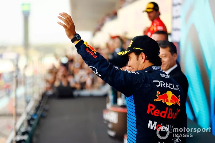 Sergio Perez, Red Bull Racing, 2e position, monte sur le podium