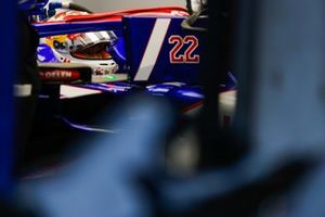 Yuki Tsunoda, Visa Cash App RB F1 Team, en el garaje
