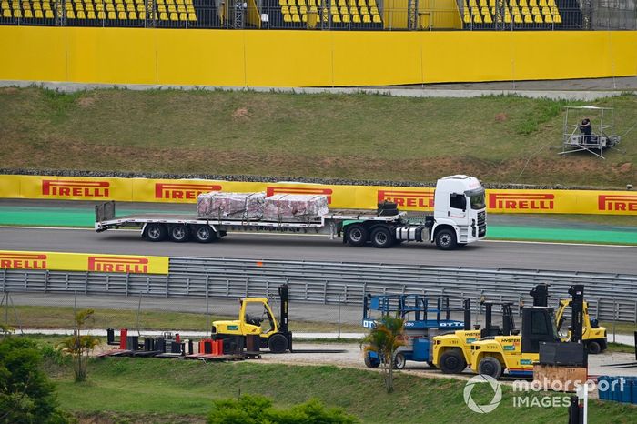 Camiones entregan el equipo en la pista