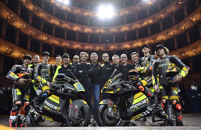 Luca Marini, Marco Bezzecchi, Celestino Vietti, Niccolo Antonelli, VR46 Racing Team con Valentino Rossi, propietario del VR46 Racing Team y miembros del equipo

