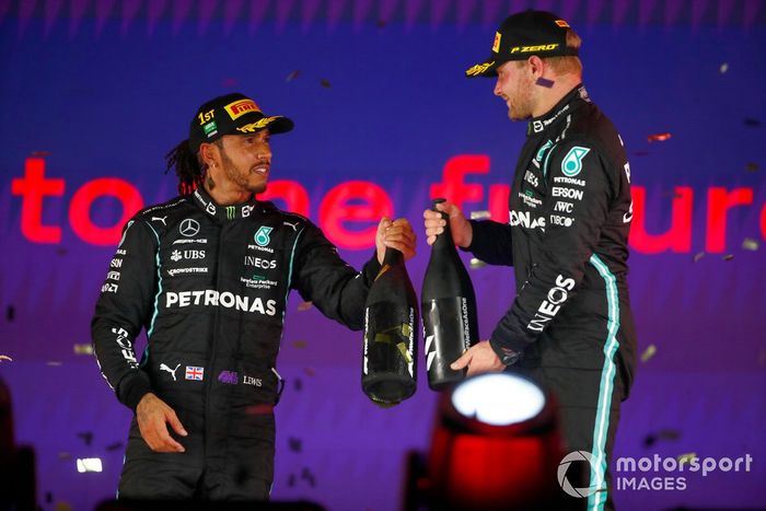 Podio: ganador Lewis Hamilton, Mercedes, y tercer lugar Valtteri Bottas, Mercedes