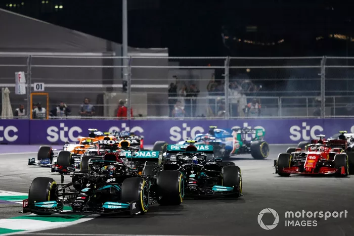 Lewis Hamilton, Mercedes W12, Valtteri Bottas, Mercedes W12, Max Verstappen, Red Bull Racing RB16B, e Charles Leclerc, Ferrari SF21