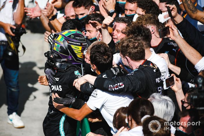 Ganador Lewis Hamilton, Mercedes, celebra en Parc Ferme