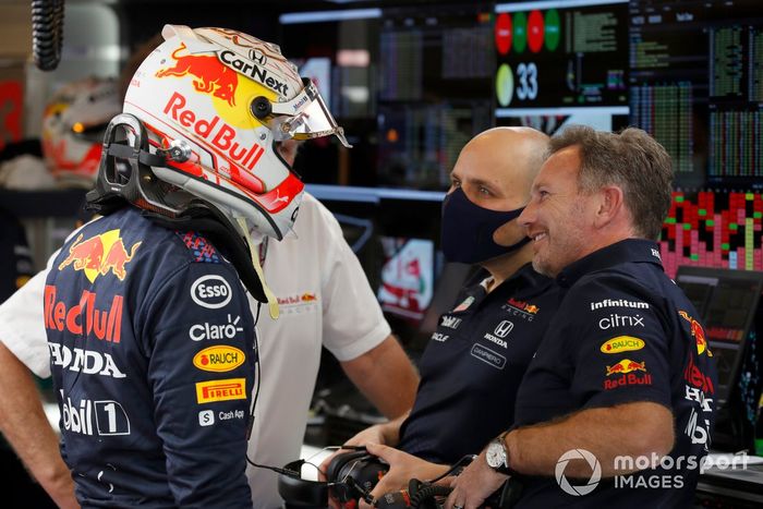 Max Verstappen, Red Bull Racing, habla con Christian Horner, director del equipo, Red Bull Racing, en el garaje