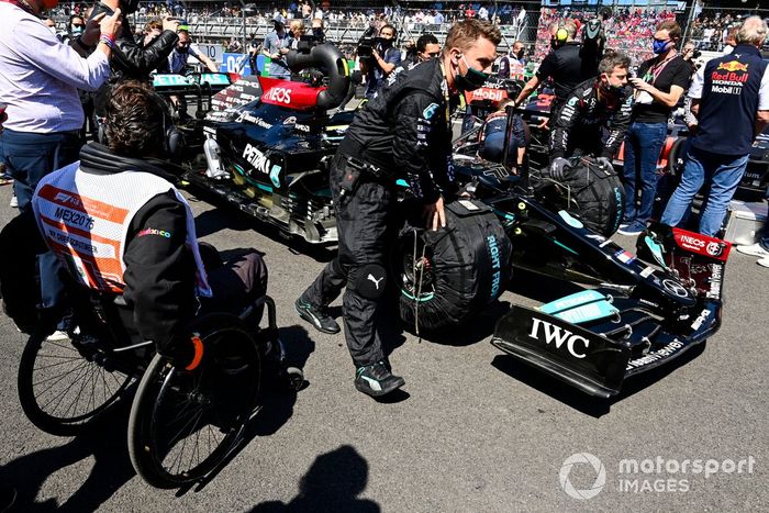 Valtteri Bottas, Mercedes W12, llega a la parrilla