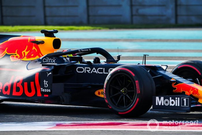 Sergio Pérez, Red Bull Racing RB15 adaptado (muleto) con los Pirelli de 18 pulgadas 