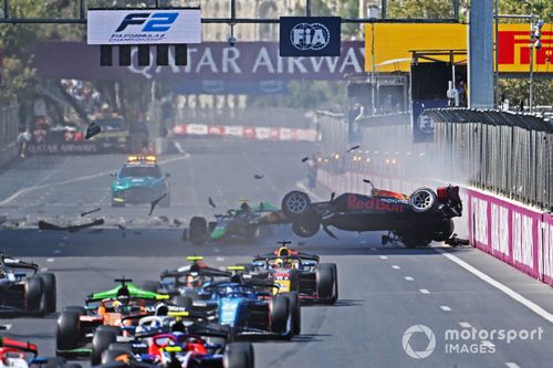 O carro de Pepe Marti, da Campos Racing, é projetado no ar na sequência de uma colisão com Kush Maini, da Invicta Racing