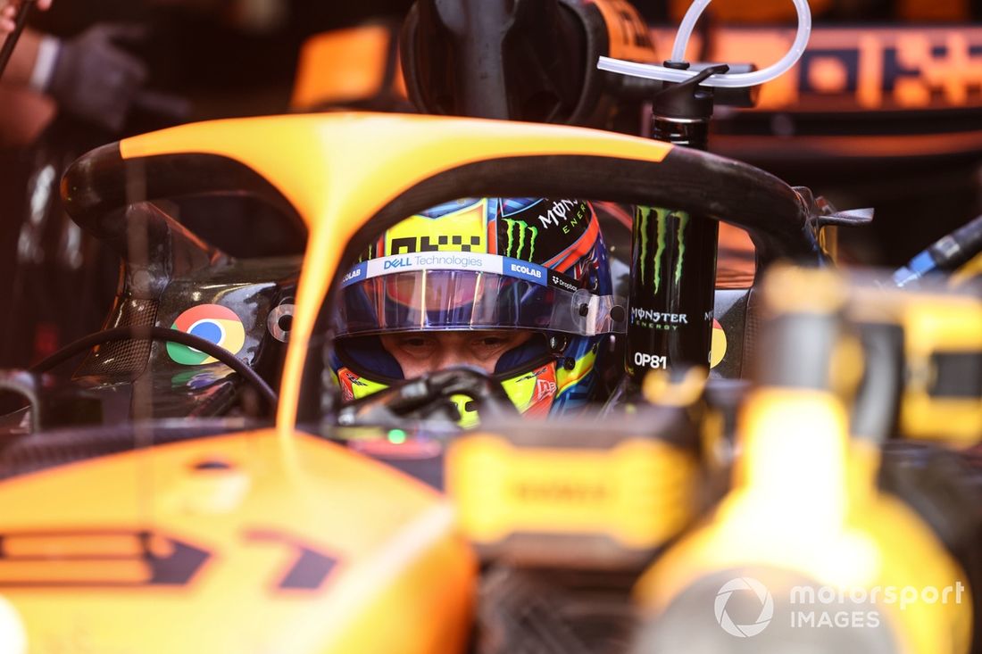 Oscar Piastri, McLaren F1 Team, en el cockpit 
